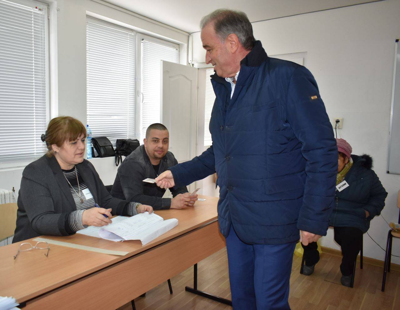 Кметът на Асеновград д-р Христо Грудев гласува 